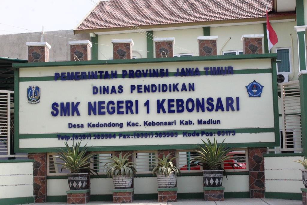 Foto tampak depan SMK Negeri 1 Kebonsari Madiun, sekolah dengan jurusan TKJ berfasilitas lengkap.