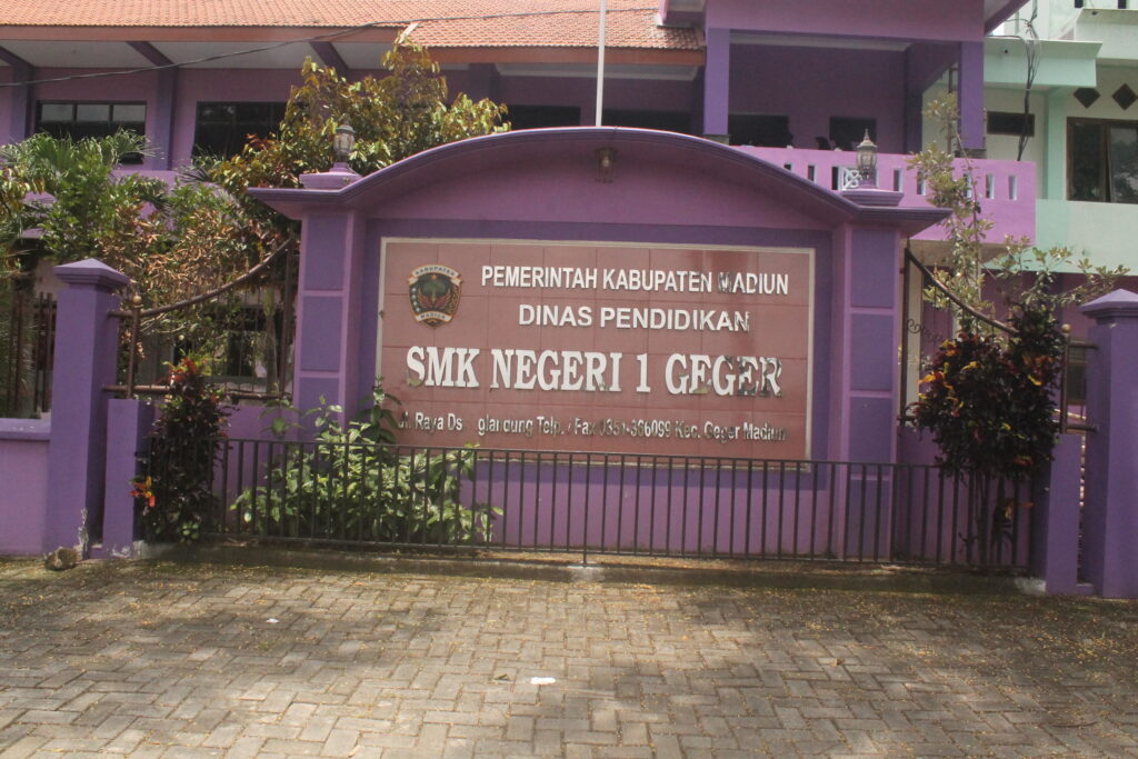 Tampak depan bangunan SMK Negeri 1 Geger Madiun, sekolah berprestasi dengan jurusan TKJ unggulan.
