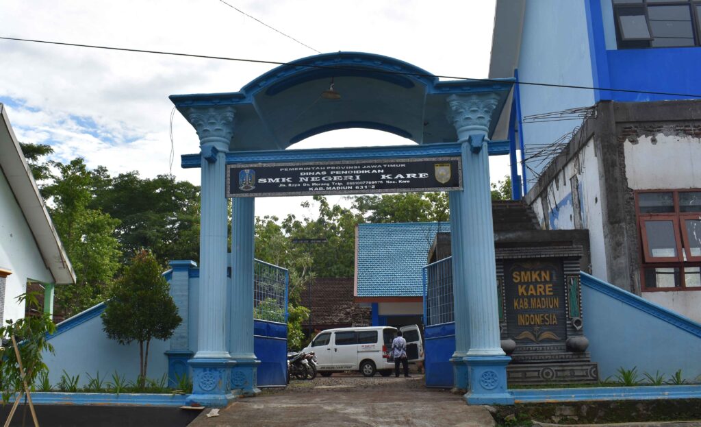Foto bagian depan SMK Negeri Kare Madiun, sekolah jurusan TKJ terakreditasi A dengan lingkungan sejuk.