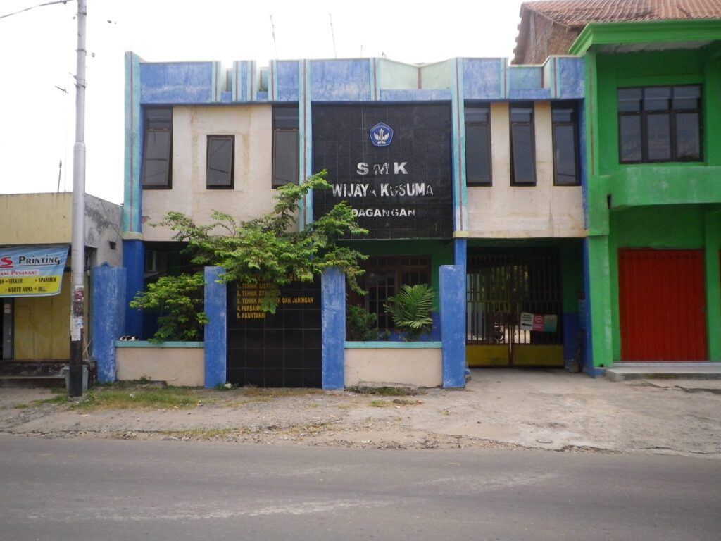 Tampak depan SMKS Wijaya Kusuma Dagangan Madiun, sekolah TKJ dengan fasilitas praktik jaringan memadai.
